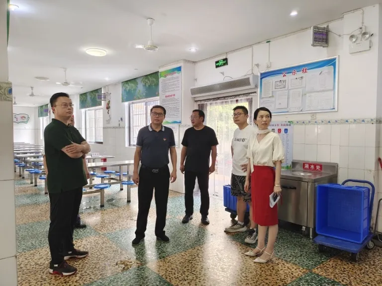 用心守护每一餐 健康助力成长路 ——湘机中学认真办好学生食堂 用心守护每一餐 健康助力成长路 ——湘机中学认真办好学生食堂