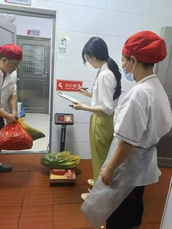 用心守护每一餐 健康助力成长路 ——湘机中学认真办好学生食堂 用心守护每一餐 健康助力成长路 ——湘机中学认真办好学生食堂