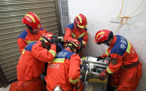 红河蒙自：绞肉机“咬”手 消防紧急救援