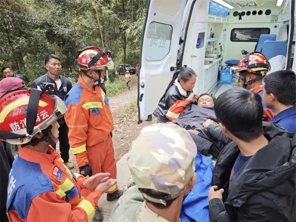 红河建水：男子微耕机卡脚 消防紧急救援化险为夷