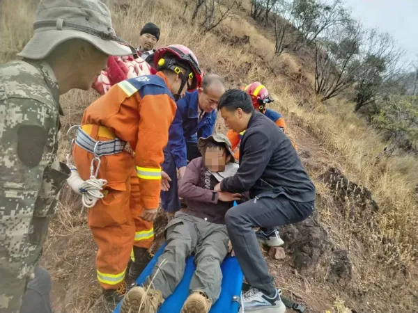 楚雄永仁惊险救援:羊倌坠崖,5 小时生死大营救