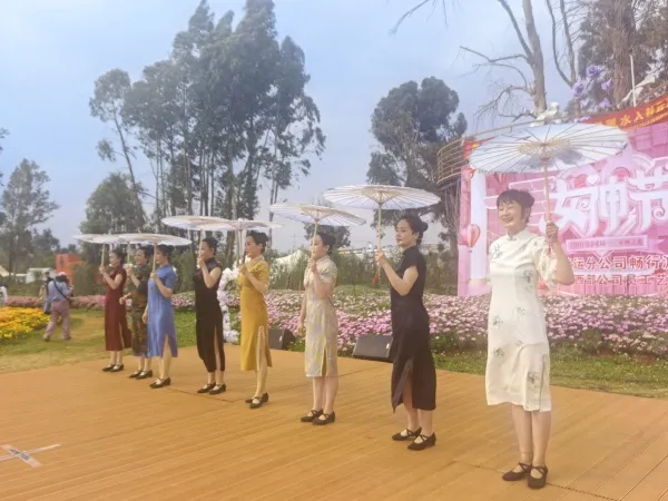 昆明公交举行“邂逅莫奈花园,共度魅力三八”活动