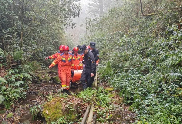 红河屏边：消防公安携手 深山救援受伤游客