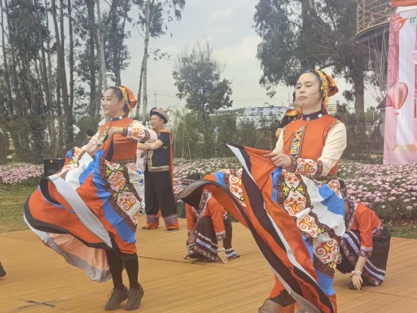 昆明公交举行“邂逅莫奈花园,共度魅力三八”活动