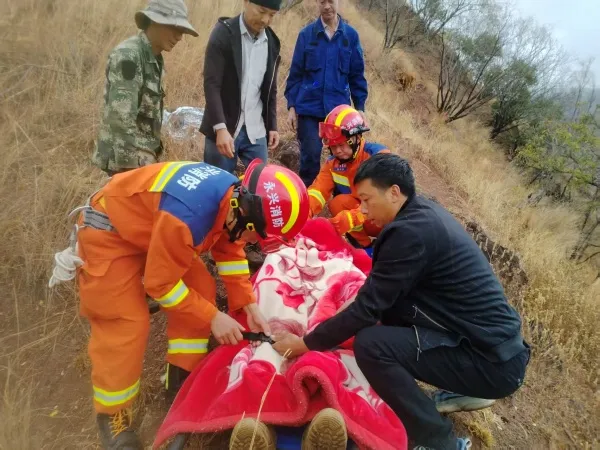 楚雄永仁惊险救援:羊倌坠崖,5 小时生死大营救