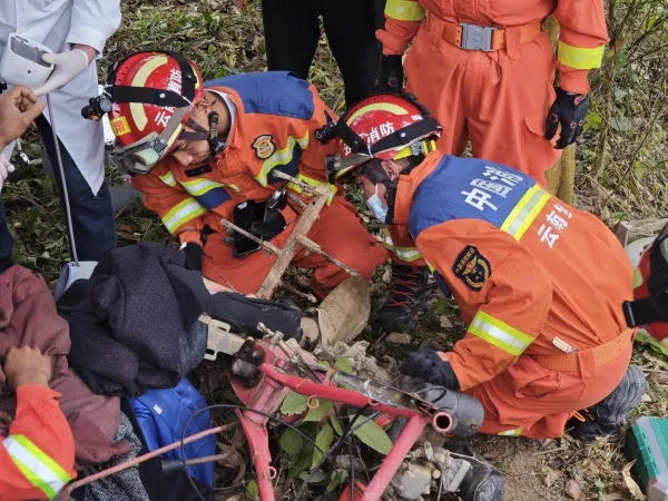 红河建水：男子微耕机卡脚 消防紧急救援化险为夷