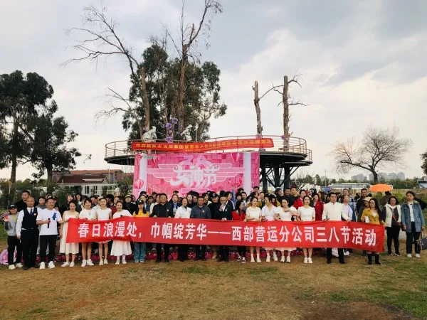 昆明公交举行“邂逅莫奈花园,共度魅力三八”活动