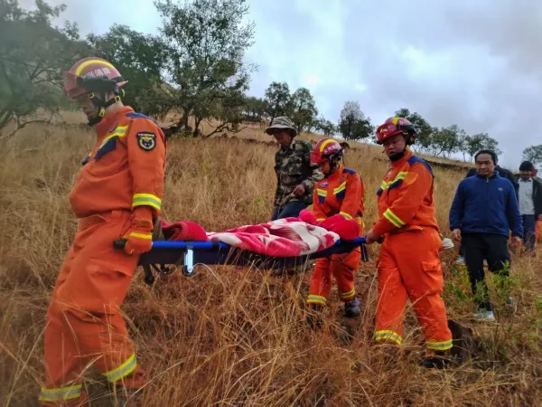 楚雄永仁惊险救援:羊倌坠崖,5 小时生死大营救