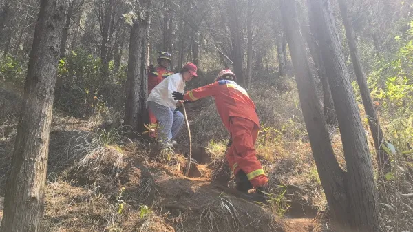 个旧：两名游客登山走小道被困 消防紧急救援成功脱困