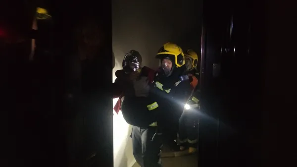 昭通巧家：凌晨民宅突发火灾 消防员勇救被困老人