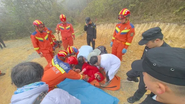 红河屏边：消防公安携手 深山救援受伤游客