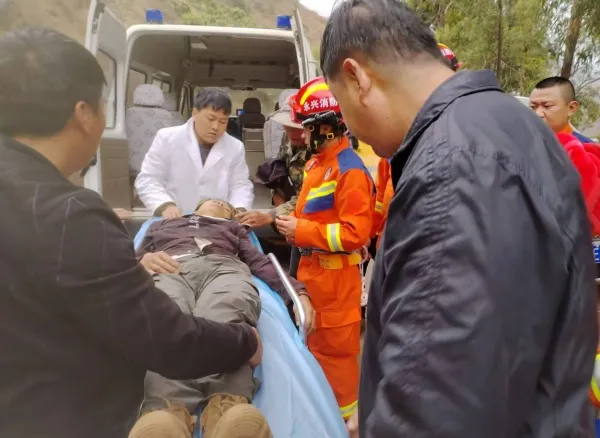 楚雄永仁惊险救援:羊倌坠崖,5 小时生死大营救