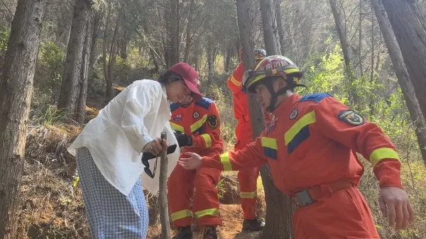 个旧：两名游客登山走小道被困 消防紧急救援成功脱困