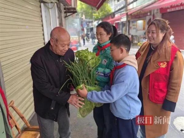 校园农场播种忙,爱心蔬菜送邻里