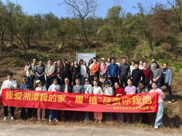履“植”尽责 湘潭市自然资源和规划局为韶峰山添新绿