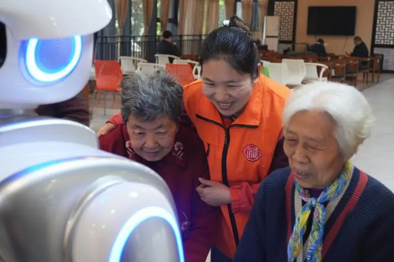 养老院来了个机器人“新员工” 养老院来了个机器人“新员工”