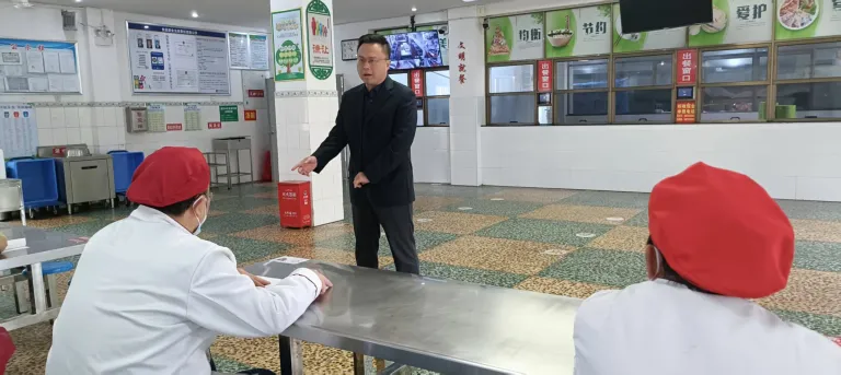 筑牢舌尖防线 共建清廉校园 ——湘机中学举行4月校园食品安全现场培训 筑牢舌尖防线 共建清廉校园 ——湘机中学举行4月校园食品安全现场培训