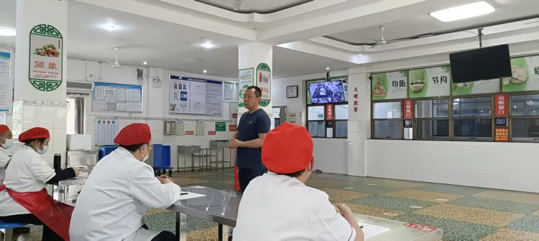 筑牢舌尖防线 共建清廉校园 ——湘机中学举行4月校园食品安全现场培训 筑牢舌尖防线 共建清廉校园 ——湘机中学举行4月校园食品安全现场培训