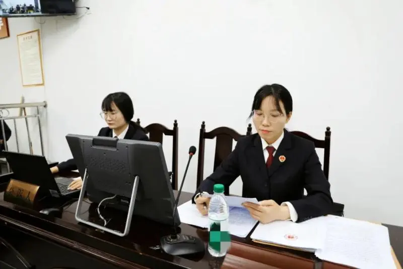 “零距离”旁听庭审 ，“沉浸式”警示教育