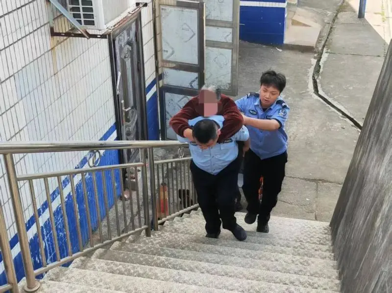 "来,我背您!"——白石派出所民辅警这一蹲,背起的是为民服务的初心