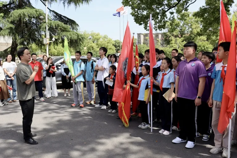 传承五四薪火 共筑国防长城 ——湘潭市中小学生国防安全教育活动圆满举行 传承五四薪火 共筑国防长城 ——湘潭市中小学生国防安全教育活动圆满举行