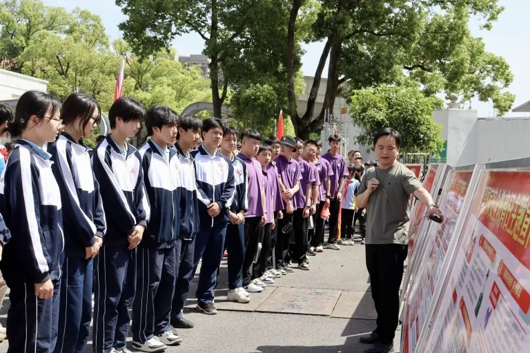 传承五四薪火 共筑国防长城 ——湘潭市中小学生国防安全教育活动圆满举行 传承五四薪火 共筑国防长城 ——湘潭市中小学生国防安全教育活动圆满举行