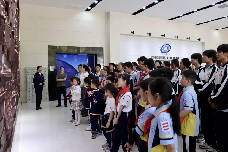 传承五四薪火 共筑国防长城 ——湘潭市中小学生国防安全教育活动圆满举行 传承五四薪火 共筑国防长城 ——湘潭市中小学生国防安全教育活动圆满举行