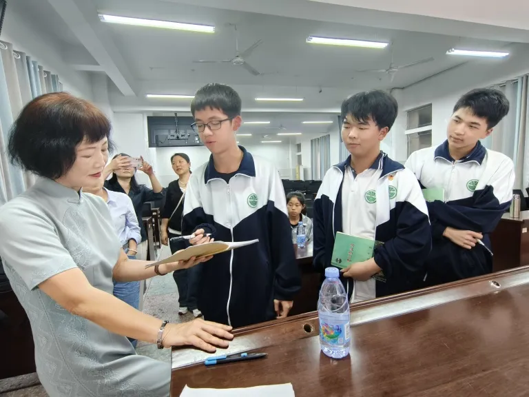 情绪创造习惯 简单改变行为 ——湘机中学举办优秀校友陈希红女士读书分享会 情绪创造习惯 简单改变行为 ——湘机中学举办优秀校友陈希红女士读书分享会
