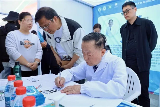 打造皮肤真菌病防治新格局,“院士领航皮肤真菌防治万里行”项目在泰州启动 打造皮肤真菌病防治新格局,“院士领航皮肤真菌防治万里行”项目在泰州启动