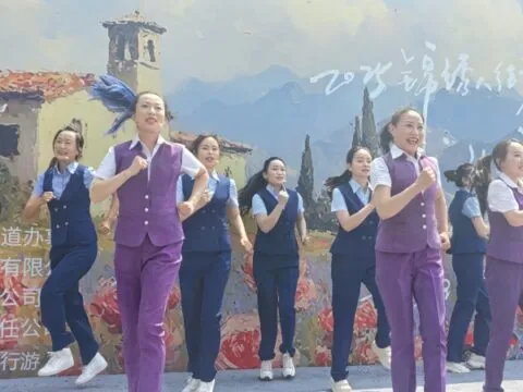500多人打卡玫瑰山谷 昆明公交畅行游粉丝节在安宁八街举行