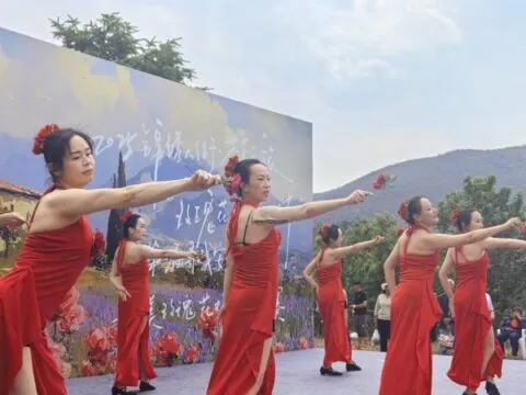 500多人打卡玫瑰山谷 昆明公交畅行游粉丝节在安宁八街举行 500多人打卡玫瑰山谷 昆明公交畅行游粉丝节在安宁八街举行