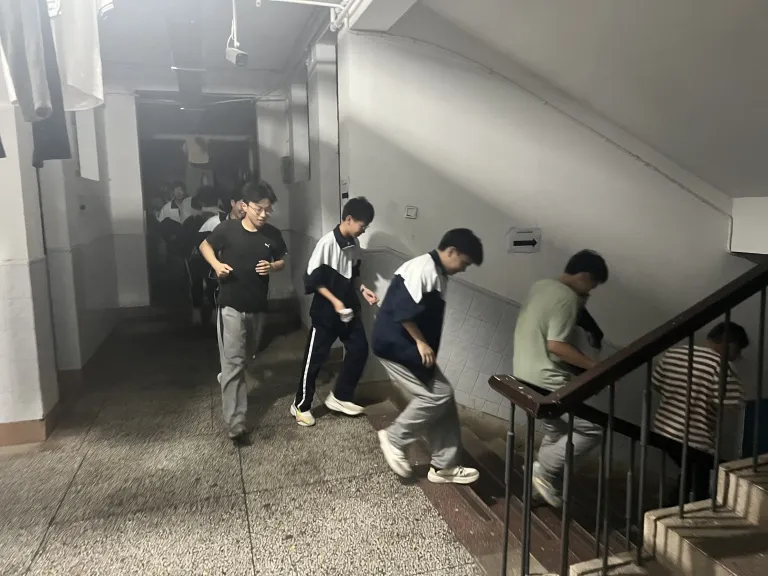 以练筑防 共建安全校园 ——湘机中学举行寄宿生夜间消防演练 以练筑防 共建安全校园 ——湘机中学举行寄宿生夜间消防演练