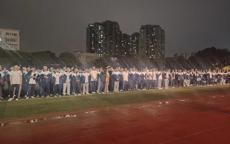 以练筑防 共建安全校园 ——湘机中学举行寄宿生夜间消防演练 以练筑防 共建安全校园 ——湘机中学举行寄宿生夜间消防演练
