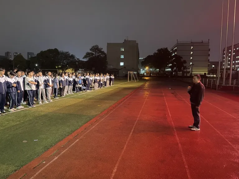 以练筑防 共建安全校园 ——湘机中学举行寄宿生夜间消防演练 以练筑防 共建安全校园 ——湘机中学举行寄宿生夜间消防演练