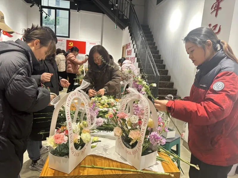 花香传温情,巾帼绽芳华!上游社区插花微课堂点亮“女神节” 花香传温情,巾帼绽芳华!上游社区插花微课堂点亮“女神节”