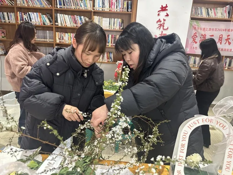 花香传温情,巾帼绽芳华!上游社区插花微课堂点亮“女神节” 花香传温情,巾帼绽芳华!上游社区插花微课堂点亮“女神节”
