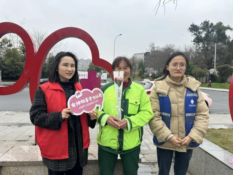 花香传温情,巾帼绽芳华!上游社区插花微课堂点亮“女神节” 花香传温情,巾帼绽芳华!上游社区插花微课堂点亮“女神节”