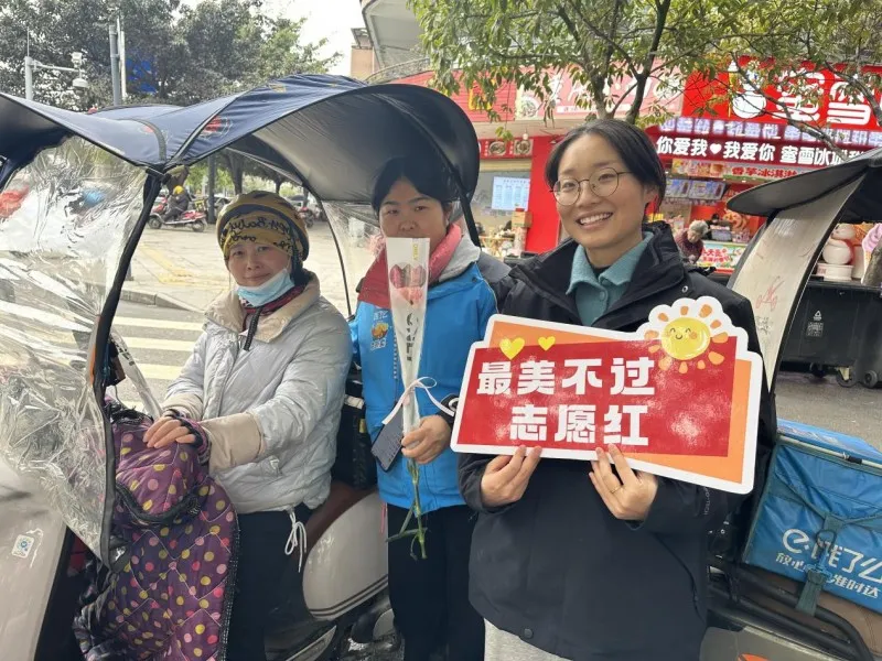 花香传温情,巾帼绽芳华!上游社区插花微课堂点亮“女神节” 花香传温情,巾帼绽芳华!上游社区插花微课堂点亮“女神节”