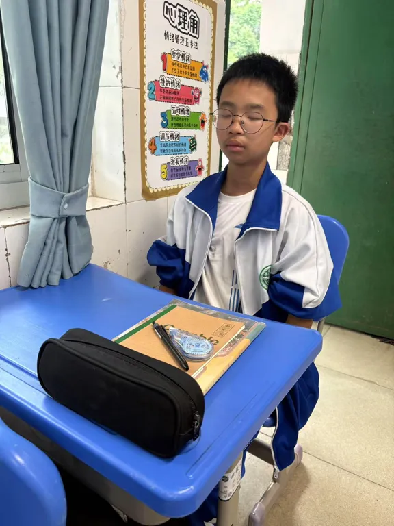 家校携手心育 共筑成长桥梁 ——湘机中学初一 2405 班心理健康教育活动纪实 家校携手心育 共筑成长桥梁 ——湘机中学初一 2405 班心理健康教育活动纪实