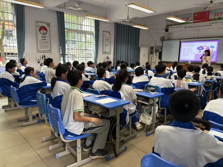 家校携手心育 共筑成长桥梁 ——湘机中学初一 2405 班心理健康教育活动纪实 家校携手心育 共筑成长桥梁 ——湘机中学初一 2405 班心理健康教育活动纪实