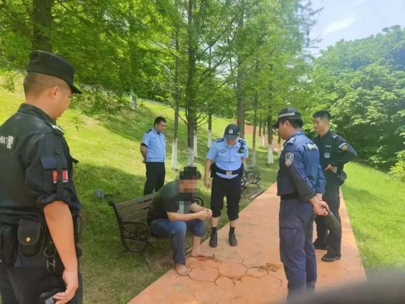 外卖小哥发现不对,民警快速反应救人 外卖小哥发现不对,民警快速反应救人