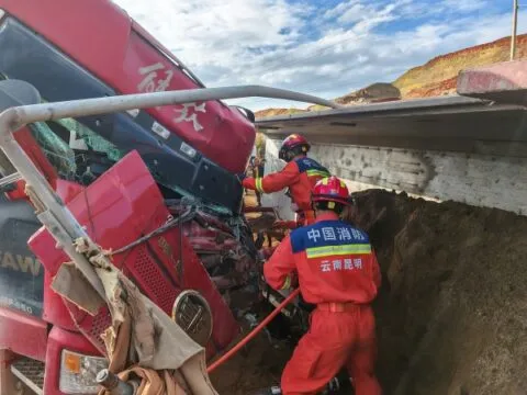 昆明消防紧急救援 成功救出被困人员 昆明消防紧急救援 成功救出被困人员