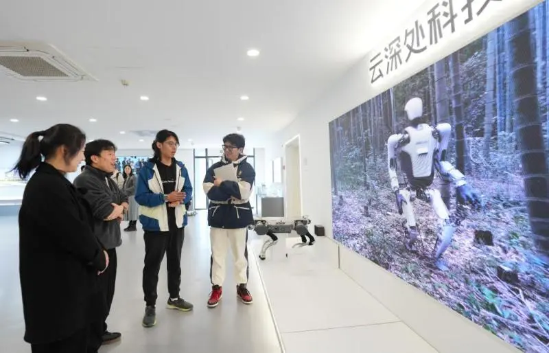 中国新青年丨是“建设”也是“创造”:越来越多“00后”在基层实现人生价值 中国新青年丨是“建设”也是“创造”:越来越多“00后”在基层实现人生价值