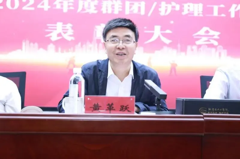今天,让我们把最热烈的掌声送给他们! 今天,让我们把最热烈的掌声送给他们!