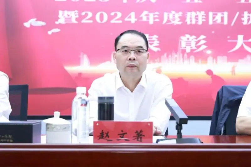今天,让我们把最热烈的掌声送给他们! 今天,让我们把最热烈的掌声送给他们!