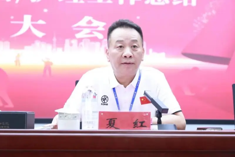 今天,让我们把最热烈的掌声送给他们! 今天,让我们把最热烈的掌声送给他们!