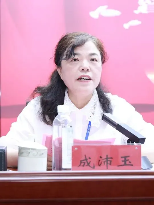 今天,让我们把最热烈的掌声送给他们! 今天,让我们把最热烈的掌声送给他们!