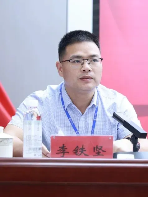 今天,让我们把最热烈的掌声送给他们! 今天,让我们把最热烈的掌声送给他们!