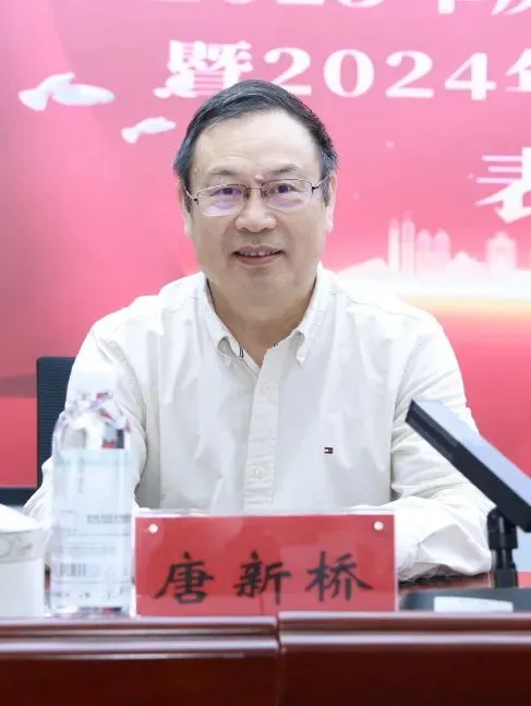 今天,让我们把最热烈的掌声送给他们! 今天,让我们把最热烈的掌声送给他们!
