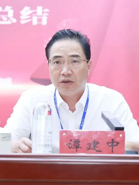 今天,让我们把最热烈的掌声送给他们! 今天,让我们把最热烈的掌声送给他们!